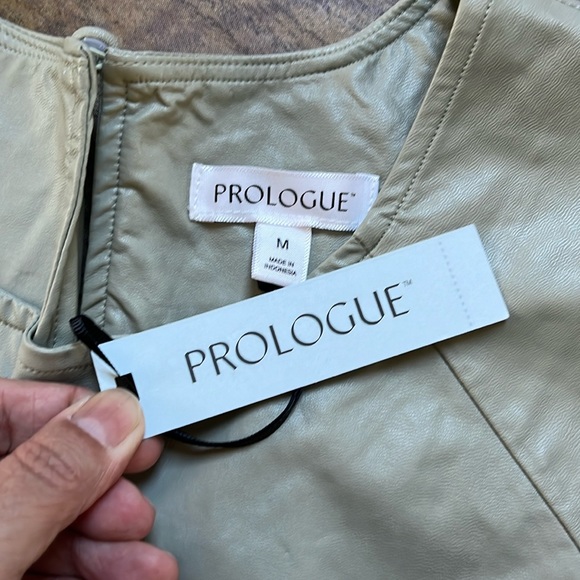 NWT Prologue Light Sage Green Short Sleeve Top Faux Leather Size M - Picture 11 of 15